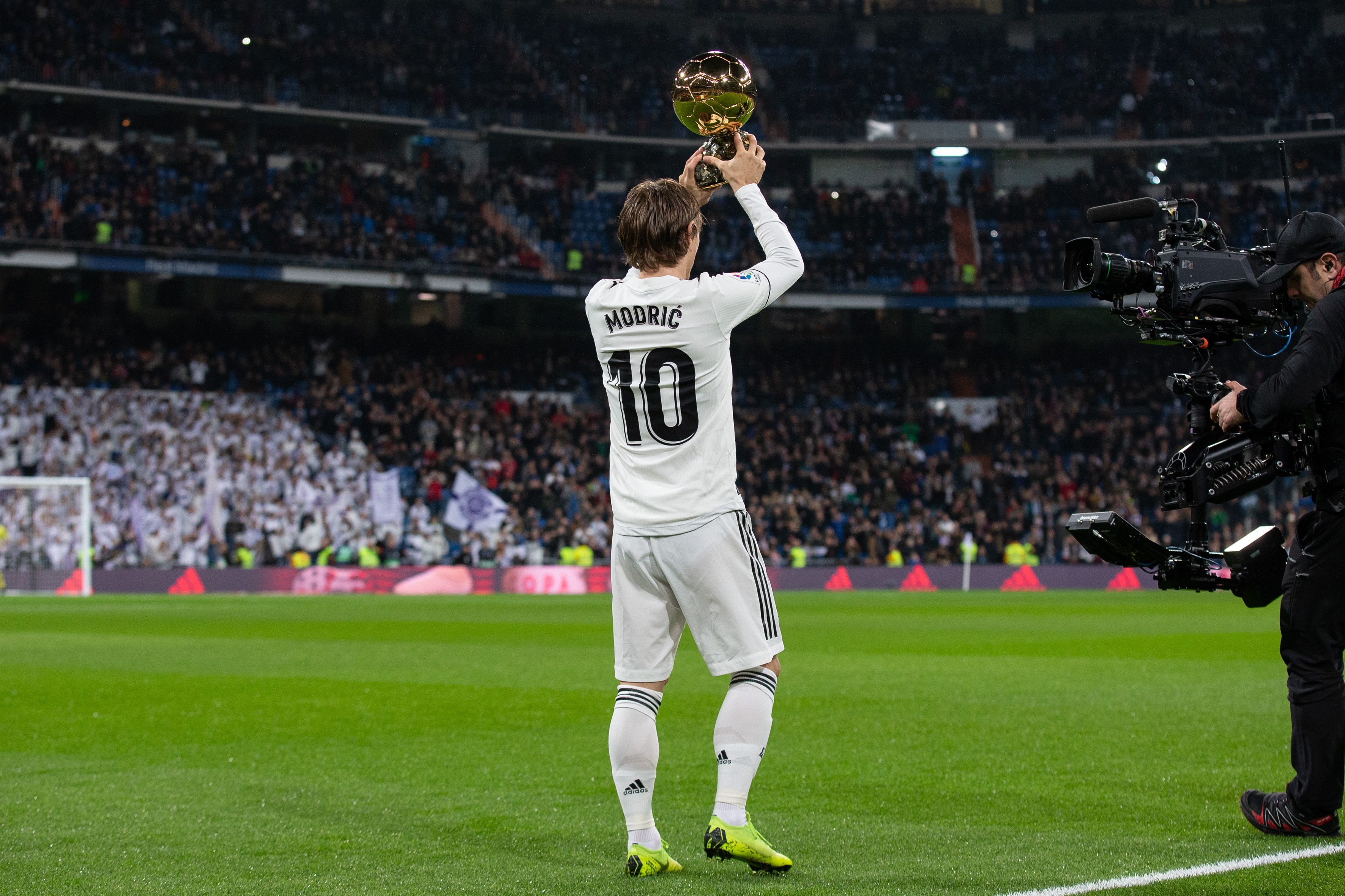 李霄鹏：希望球队能发挥出应有水平，明天奉献一场精彩的比赛