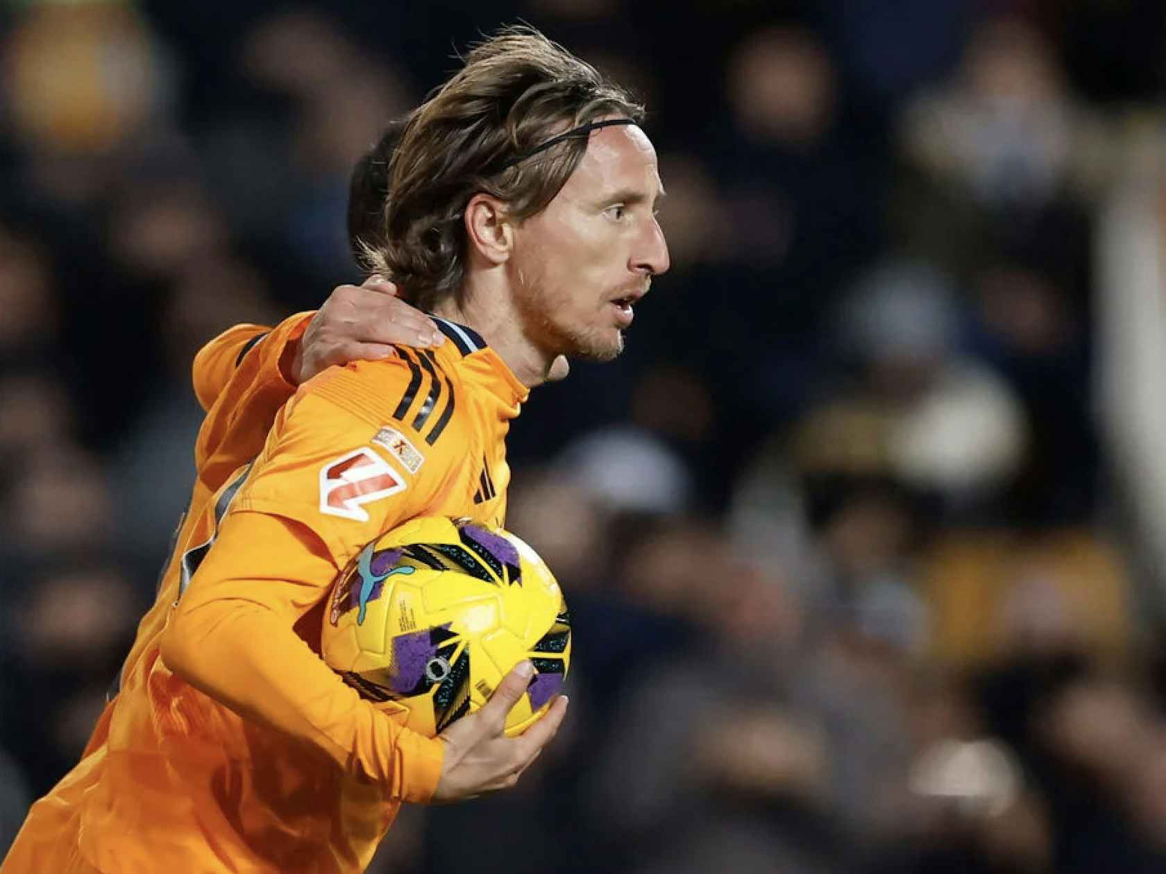 TA：范德芬的速度和力量令人难以置信；西蒙斯表现堪称完美